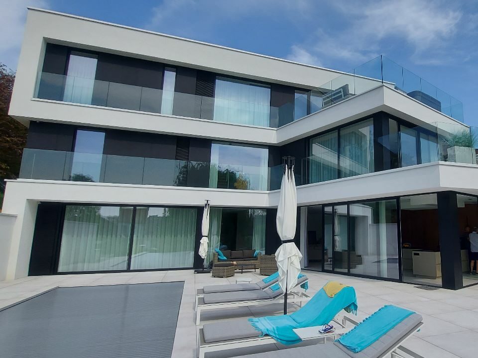 Vue de la terrasse d'une villa contemporaine avec piscine